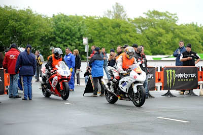 Die ersten Fahrer machen sich auf den Weg