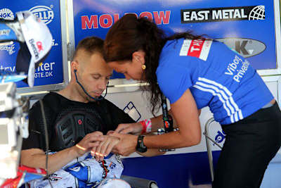 Nicki Pedersen mit seiner Physiotherapeutin