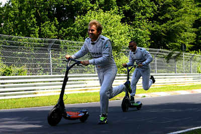 Mercedes-Duell: Nico Rosberg und Lewis Hamilton treten nicht nur im Silberpfeil gegeneinander an