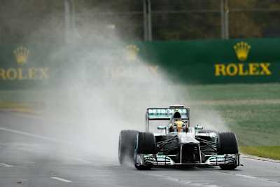 Nico Rosberg pflügt durch den überfluteten Albert Park