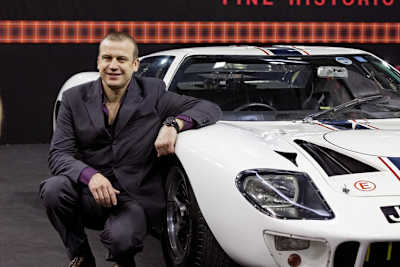 Olivier Panis neben einem Ford GT40