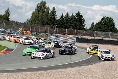 Start: Corvette in Front, BMW rutscht bereits raus 