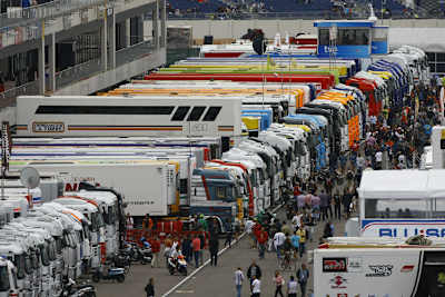 Ein Kommen und Gehen im Fahrerlager