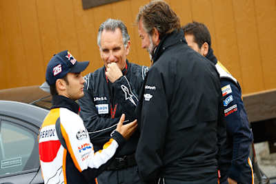 Dani Pedrosa mit Dr. Xavier Mir (rechts neben Pedrosa)