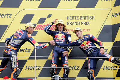 Silverstone-Podest nach Lauf 1: Karel Hanika freut über Saisonsieg Nr. 7, Marcos Ramirez (li.) und Diego Pérez beglückwünschen sich