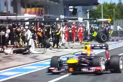 Links ist Paul Allen zu Boden gegangen, das Rad kullert noch immer, Webber fährt ein Dreirad