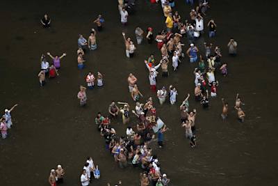 Für die Dakar gehen die Fans auch mal durch’s Wasser