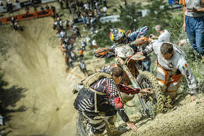 Podestplatz verloren: Jonny Walker müht sich an einer Auffahrt ab