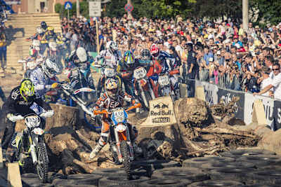 Wilde Wurzellandschaft mitten in der Stadt: Der Prolog beim Red Bull Romaniacs