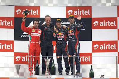 Jonathan Wheatley mit seinen Fahrern auf dem Podest in Indien 