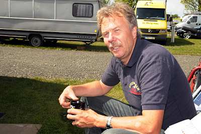 Toni Rechberger wartet im TT-Fahrerlager auf seinen ersten Einsat