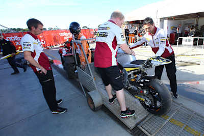 Wie gelähmt müssen die MarcVDS-Teammitglieder die Sturz-Kalex von Scott Redding in Empfang nehmen