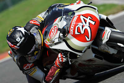 Scott Redding auf der Suzuki RGV500 von Kevin Schwantz