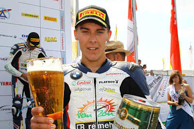 Markus Reiterberger genehmigt sich ein Siegerbier
