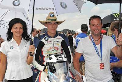 Markus Reiterberger (Mitte) mit Glücksbringer Markus Ober