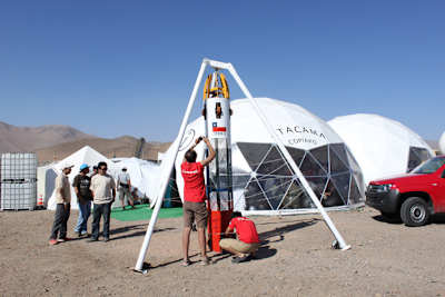 Die Chinesen zeigten sich an der Rettungskapsel sehr interssiert