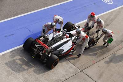 Ärgerlicher Zeitverlust: Jenson Button muss zurückgeschoben werden