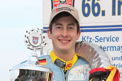 Richard Speiser (8) im Zweikampf mit Stephan Katt