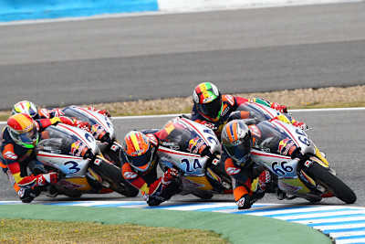 Philipp Öttl (5) führt das Feld an