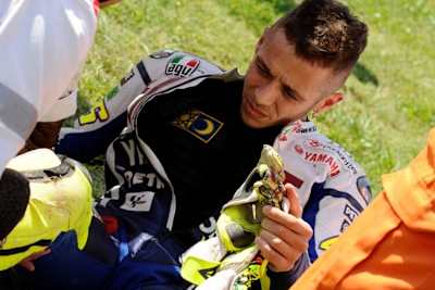 Valentino Rossi nach dem Sturz. Pause bis zum Sachsenring?