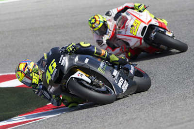 Valentino Rossi auf der 2014-Yamaha vor Iannone