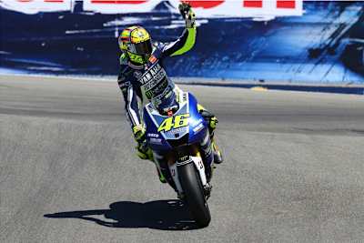 Valentino Rossi winkt den Fans in der Corkscrew