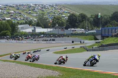 Valentino Rossi vor Stefan Bradl, volle Tribünen, tolle Stimmung