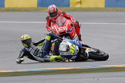 Runde 18: Rossi stürzte vor Nicky Hayden