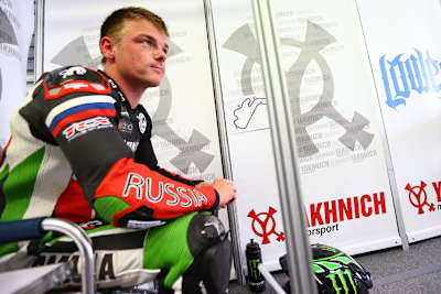 Sam Lowes fährt mit gebrochenem Arm