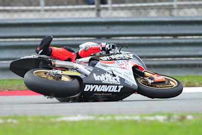 Das Unheil nimmt seinen Lauf: Sandro Cortese fällt in der letzten Kurve hin