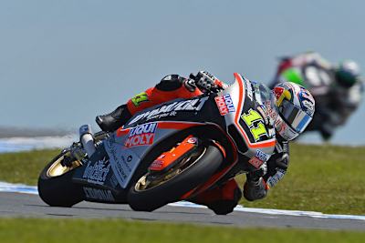 Sandro Cortese rettet sich in der Zielkurve akrobatisch