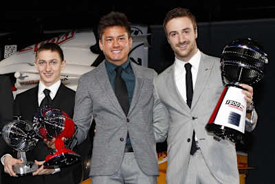 Sebastian Saavedra (mi.) gewann 2012 einen Fan Award