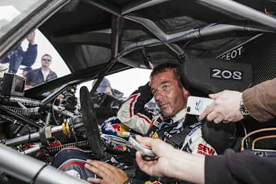 Umschwärmt auf 4300 m. ü. M.: Sébastien Loeb nach der Zieldurchfahrt