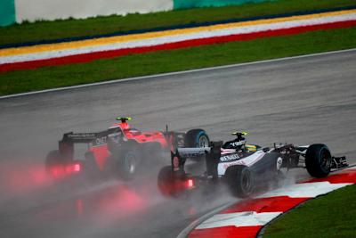 Senna zieht in der Gischt an Pic im Virgin vorbei