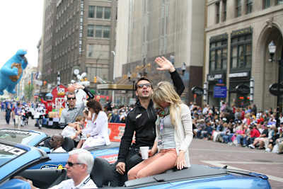 Oriol Servia bei der Parade vor dem Indy 500