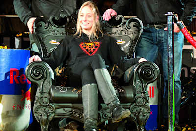 Die glückliche Gewinnerin mit ihrem neuen Acerbis-Thron