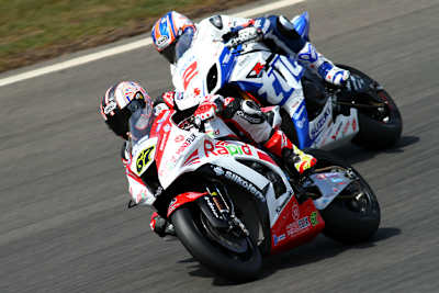 Nicht nur Joshua Brookes (2) macht Jagd auf Shane Byrne (67)