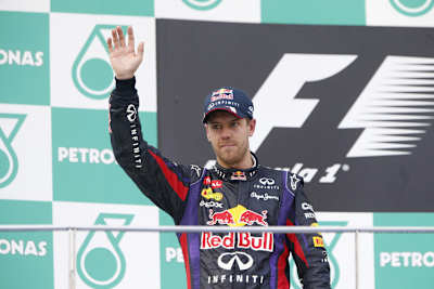 Sieg mit Nachwehen: Auch einen Monat nach seinem Malaysia-Sieg muss Vettel sich erklären