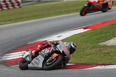 Sinnbildlich: Jorge Lorenzo, hinten naht Dani Pedrosa