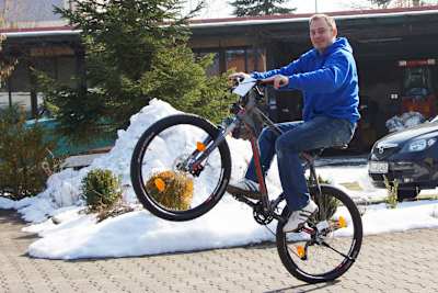 Sirg Schützbach: Wheelies auch ohne Motor