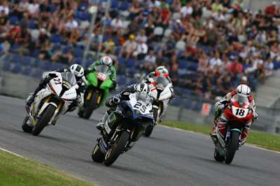 Start ins IDM-Superbike-Rennen. Wer bremst zuerst?
