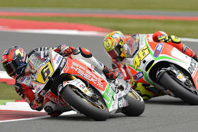 Stefan Bradl vor Valentino Rossi