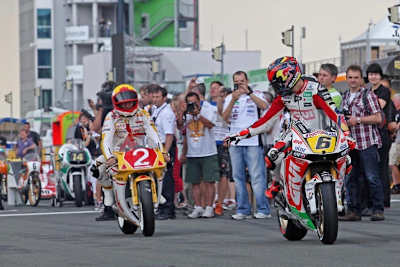 Sachsenring 2012: Helmut und Stefan Bradl mit ihren Gefährten