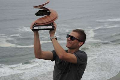 Stefan Bradl mit der Trophäe am Pazifik