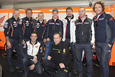 Casey Stoner inmitten der Repssol-Honda-Crew von Marc Márquez