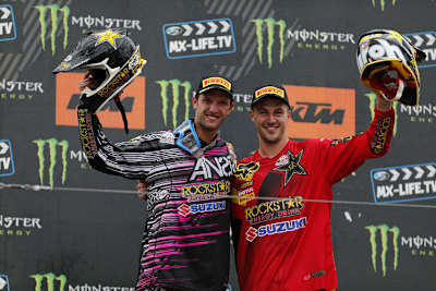 Suzuki-Triumph in Loket: Clément Desalle (re.) siegte vor Kevin Strijbos