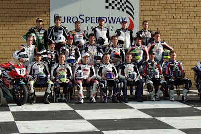 Superbike-Gruppenbild mit Damen