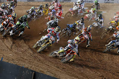 Superfinale Si Racha: Die 20 MX1-Fahrer preschten von aussen vor