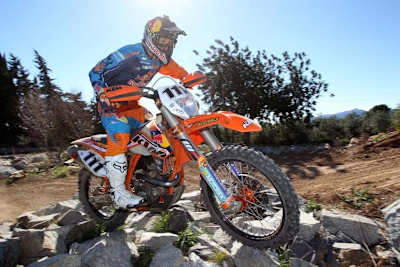 Taddy Blazusiak nimmt sich schon mal im Training die grossen Steine vor