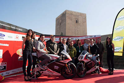 Teampräsentation unter der spanischen Sonne